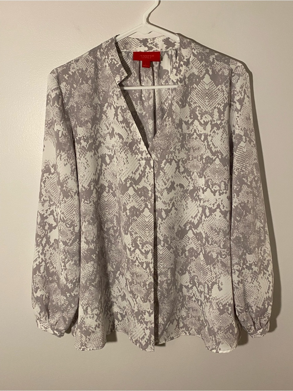 Jennifer Lopez Women’s Large Blouse Gray White Snakeskin Print Long Sleeve